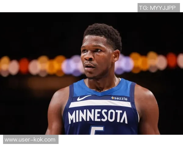 爱德华兹状态低迷半场14投仅中3三分球表现不佳仅得14分